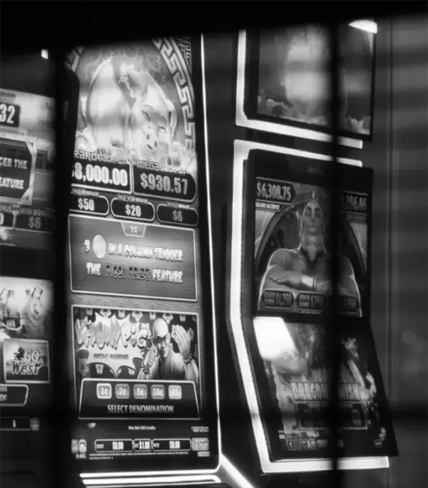 Black-and-White-Casino-Slot-Machine